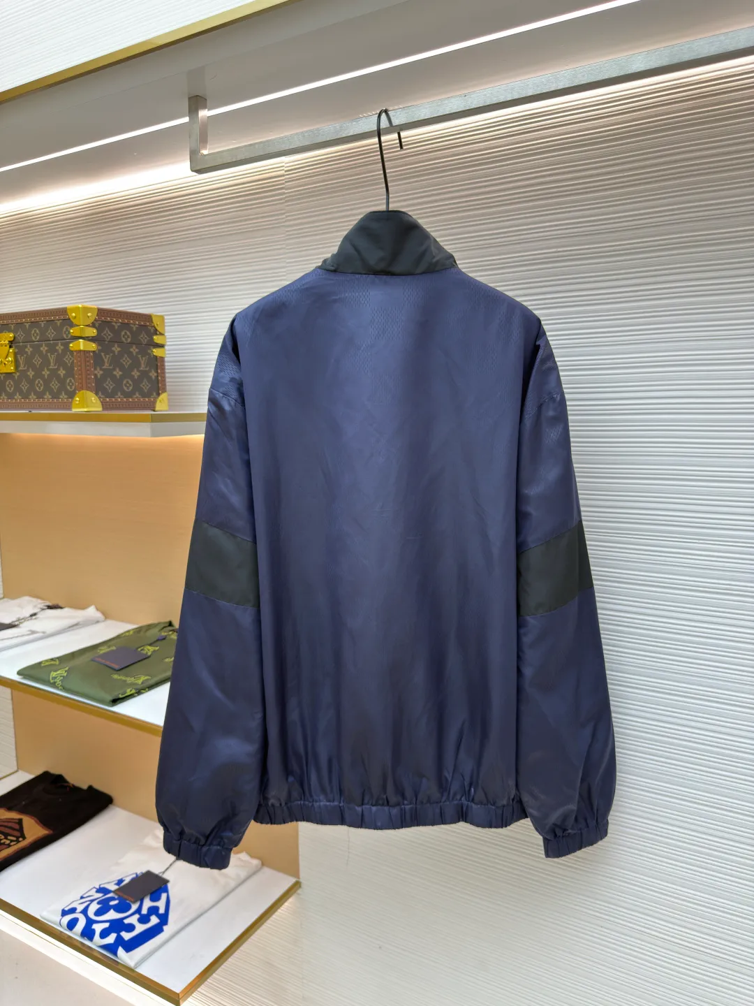 LOUIS VUITTON dark pattern checkerboard sports coat ●Authentic product: 23600 purchased and developed ●Item number: 1680590-B25 ●Fabric: nylon jacquard ●Technology: fabric splicing ●Version: fitted version ●Weight: about 375 grams ●Size: S-M-L-XL ●Description: Customized checkered technical nylon jacquard, fine mesh, fabric splicing, customized 1:1 zipper Trademark, the overall wiring is straight and delicate, the fabric is comfortable and soft, the color is consistent and there is no color difference. It can be matched with the same style to create a fashionable look and control various occasions. Customized accessories, complete with three labels, same style for men and women!